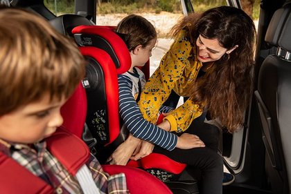 Kindersitz im Auto Kind richtig anschnallen